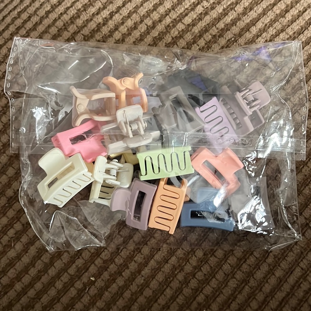 small bag of claw clips